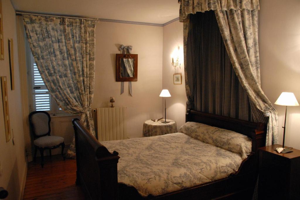Chateau De La Flechere Bed & Breakfast Blace Room photo